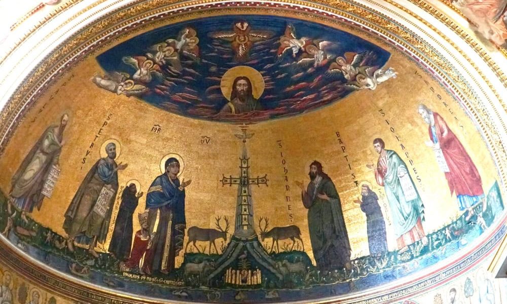El mosaico de la Basílica de Letrán en Roma representa la crucifixión simbolizada por la cruz y los santos que dan testimonio de la divinidad de Cristo sobre un arroyo que fluye, en referencia a Ezequiel 47. El mensaje del mosaico es que la cruz de Cristo cumple la promesa de salvación hecha a Ezequiel, restaurando a la humanidad y a toda la naturaleza a la gracia de Dios. (Deb Nystrom/Wikimedia Commons/Italia)