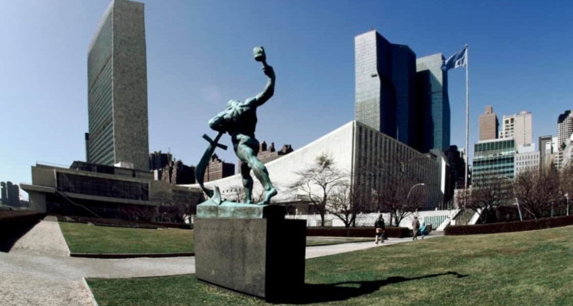 La estatua de bronce “Convirtamos las espadas en rejas de arado” en los jardines de las Naciones Unidas en Nueva York. (United Nations/Flickr/EE. UU.)