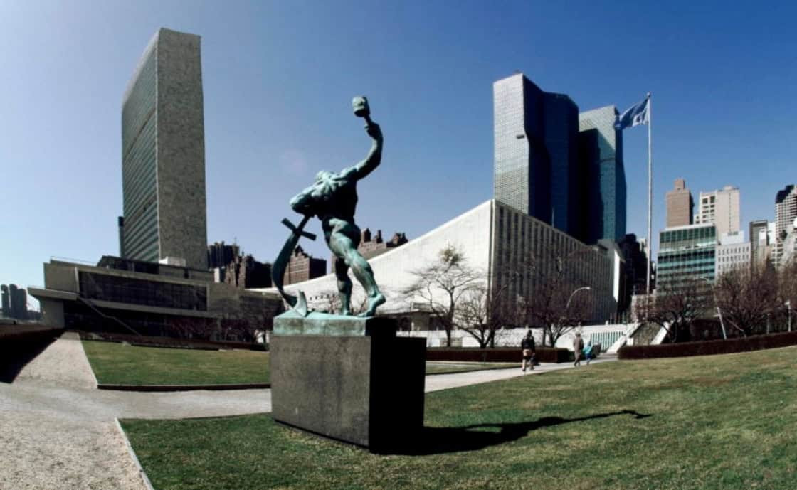 La estatua de bronce “Convirtamos las espadas en rejas de arado” en los jardines de las Naciones Unidas en Nueva York. (United Nations/Flickr/EE. UU.)