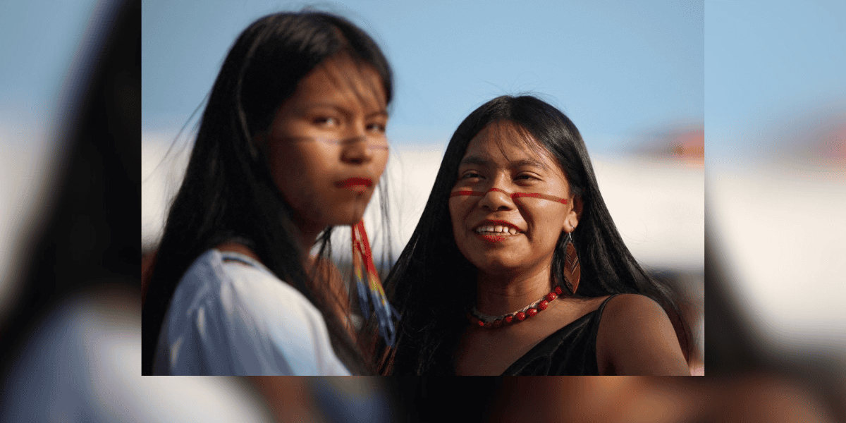 Las mujeres observan la llegada de una flotilla que transporta a representantes indígenas de toda América Latina a Belém el 9 de noviembre de 2025, antes de la Conferencia de las Naciones Unidas sobre el Cambio Climático, o COP30, en Brasil. Una delegación de cardenales, obispos y activistas laicos da a la Iglesia brasileña una fuerte presencia en la COP30, que se celebra del 10 al 21 de noviembre en Belém. (OSV News/Adriano Machado, Reuters)