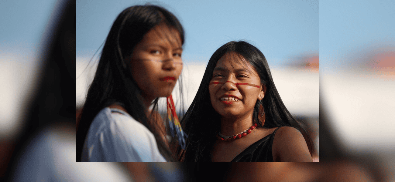 Las mujeres observan la llegada de una flotilla que transporta a representantes indígenas de toda América Latina a Belém el 9 de noviembre de 2025, antes de la Conferencia de las Naciones Unidas sobre el Cambio Climático, o COP30, en Brasil. Una delegación de cardenales, obispos y activistas laicos da a la Iglesia brasileña una fuerte presencia en la COP30, que se celebra del 10 al 21 de noviembre en Belém. (OSV News/Adriano Machado, Reuters)