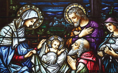 Una hermosa imagen de vidrieras de María, José y otros reunidos en un pesebre rodeando al niño Jesús