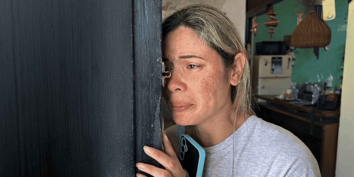 Heidy Sánchez, deportada a La Habana, Cuba, llora tras hablar con su pequeña hija en Florida. Se han eliminado las protecciones contra la deportación para cientos de miles