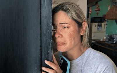 Heidy Sánchez, deportada a La Habana, Cuba, llora tras hablar con su pequeña hija en Florida. Se han eliminado las protecciones contra la deportación para cientos de miles