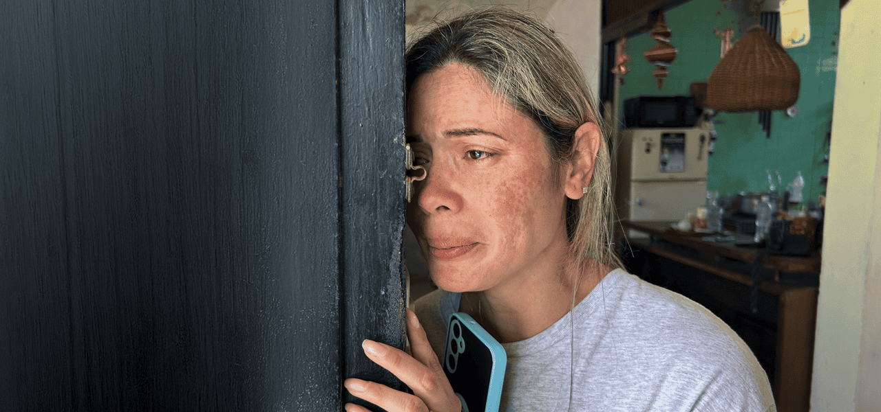 Heidy Sánchez, deportada a La Habana, Cuba, llora tras hablar con su pequeña hija en Florida. Se han eliminado las protecciones contra la deportación para cientos de miles