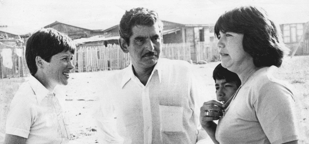 La Hermana Maryknoll Ita Ford (izquierda) trabajó en Chile bajo la dictadura militar antes de responder al llamado misionero del arzobispo Óscar Romero para servir en El Salvador. (Archivo de la Misión Maryknoll/Chile)