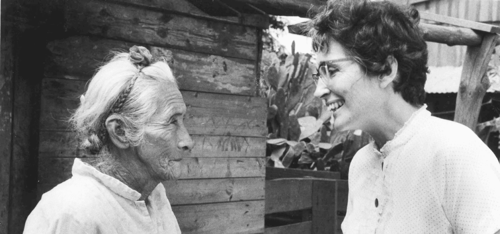 La Hermana Maryknoll Maura Clarke (derecha) sirvió en misión durante dos décadas en Nicaragua, también bajo una dictadura militar, antes de unirse a la Hermana Ita Ford en El Salvador. (Archivo de la Misión Maryknoll/Nicaragua)