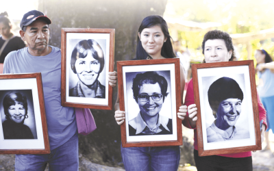 En un servicio conmemorativo en Santiago Nonualco, El Salvador, personas sostienen las imágenes de las cuatro estadounidenses asesinadas en la guerra civil. (CNS/José Cabezas/Reuters/El Salvador)