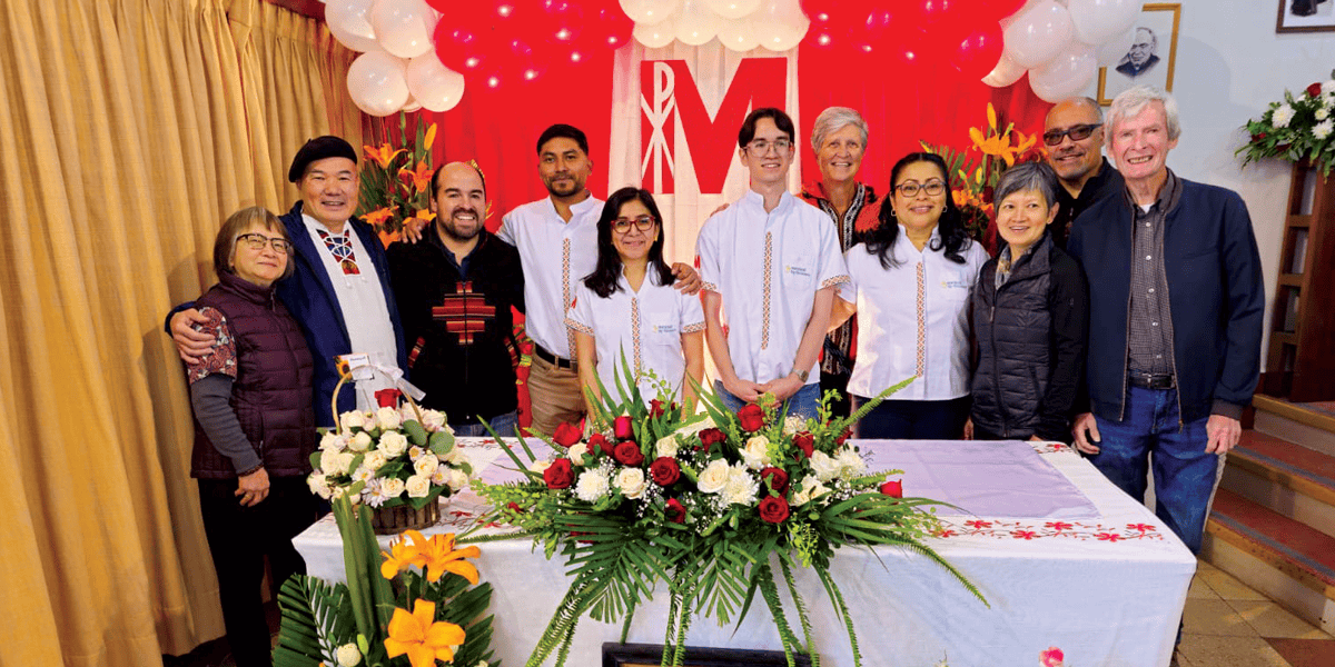 De derecha a izquierda: John O’Donoghue, Víctor Artaiz y un grupo de misioneros y exmisioneros laicos Maryknoll sirven en misión en diferentes ministerios en Cochabamba, Bolivia. (Alejandro Marina/Bolivia)
