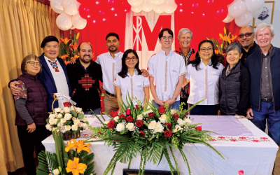 De derecha a izquierda: John O’Donoghue, Víctor Artaiz y un grupo de misioneros y exmisioneros laicos Maryknoll sirven en misión en diferentes ministerios en Cochabamba, Bolivia. (Alejandro Marina/Bolivia)