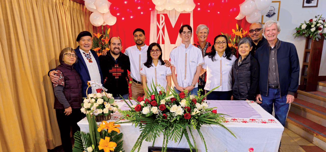 De derecha a izquierda: John O’Donoghue, Víctor Artaiz y un grupo de misioneros y exmisioneros laicos Maryknoll sirven en misión en diferentes ministerios en Cochabamba, Bolivia. (Alejandro Marina/Bolivia)