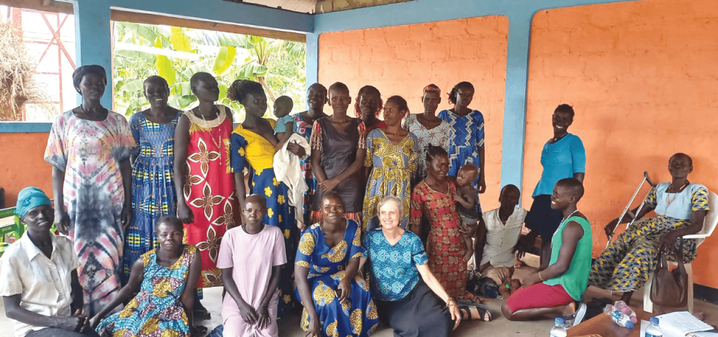 Las misioneras laicas Maryknoll facilitaron terapia de trauma a 150 mujeres sursudanesas refugiadas en el asentamiento de refugiados de Palabek en el norte de Uganda. (Misioneros Laicos Maryknoll/Uganda)