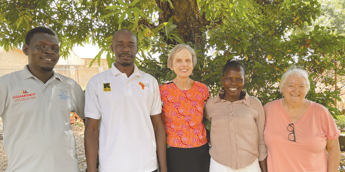 Las misioneras laicas Joanne Blaney y Marj Humphrey (centro, dcha.), con Yasinto, Patrick y Lucy, del equipo de Justicia y Paz de Gulu.