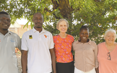 Las misioneras laicas Joanne Blaney y Marj Humphrey (centro, dcha.), con Yasinto, Patrick y Lucy, del equipo de Justicia y Paz de Gulu.