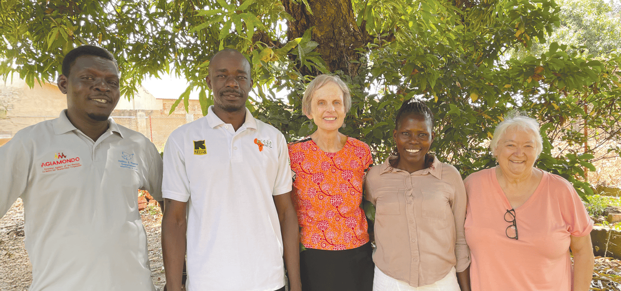 Las misioneras laicas Joanne Blaney y Marj Humphrey (centro, dcha.), con Yasinto, Patrick y Lucy, del equipo de Justicia y Paz de Gulu.