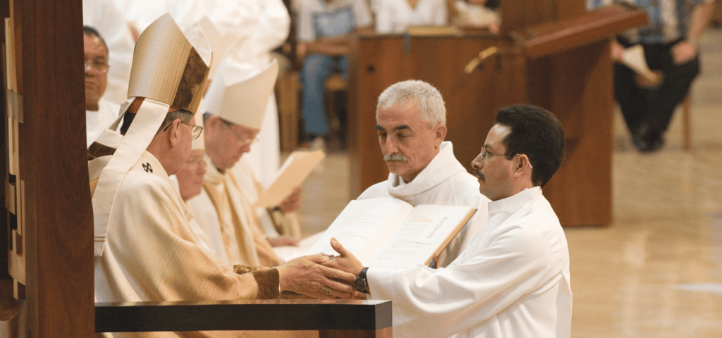 En 2008, Leonel Yoque fue ordenado diácono permanente de la Arquidiócesis de Los Ángeles, California. Él recibió el Sacramento del Orden por el Cardenal Roger Michael Mahony. (Cortesía de Leonel Yoque/EE. UU.)