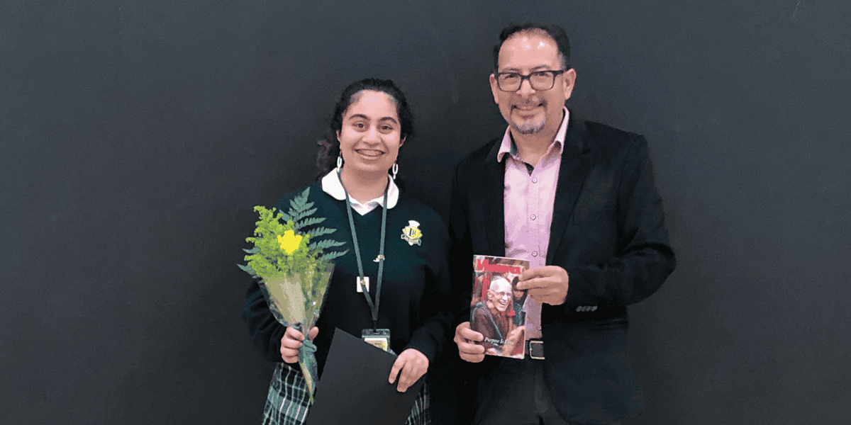 El diácono Leonel Yoque, quien trabaja para el Ministerio de Formación Misionera de los Padres y Hermanos Maryknoll, entrega un premio a Sophia Tejwani, ganadora del Concurso de Ensayos Estudiantiles Maryknoll, en Thousand Oaks, California. (Cortesía de Leonel Yoque/EE. UU.)