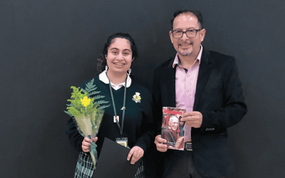 El diácono Leonel Yoque, quien trabaja para el Ministerio de Formación Misionera de los Padres y Hermanos Maryknoll, entrega un premio a Sophia Tejwani, ganadora del Concurso de Ensayos Estudiantiles Maryknoll, en Thousand Oaks, California. (Cortesía de Leonel Yoque/EE. UU.)