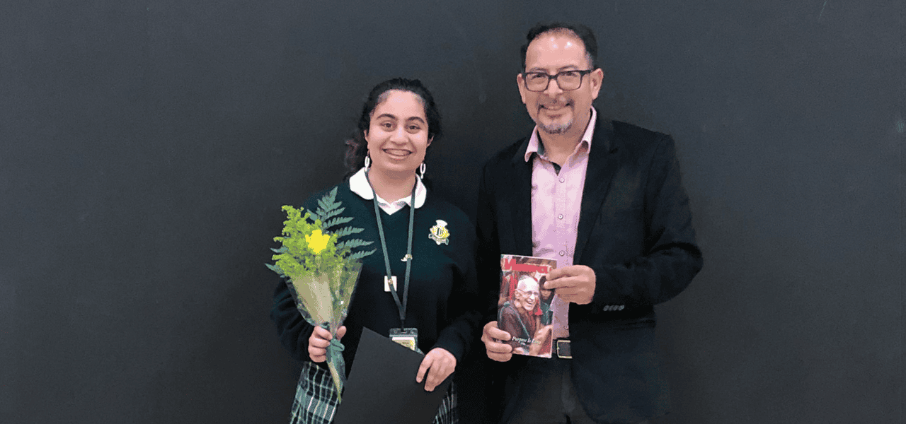 El diácono Leonel Yoque, quien trabaja para el Ministerio de Formación Misionera de los Padres y Hermanos Maryknoll, entrega un premio a Sophia Tejwani, ganadora del Concurso de Ensayos Estudiantiles Maryknoll, en Thousand Oaks, California. (Cortesía de Leonel Yoque/EE. UU.)