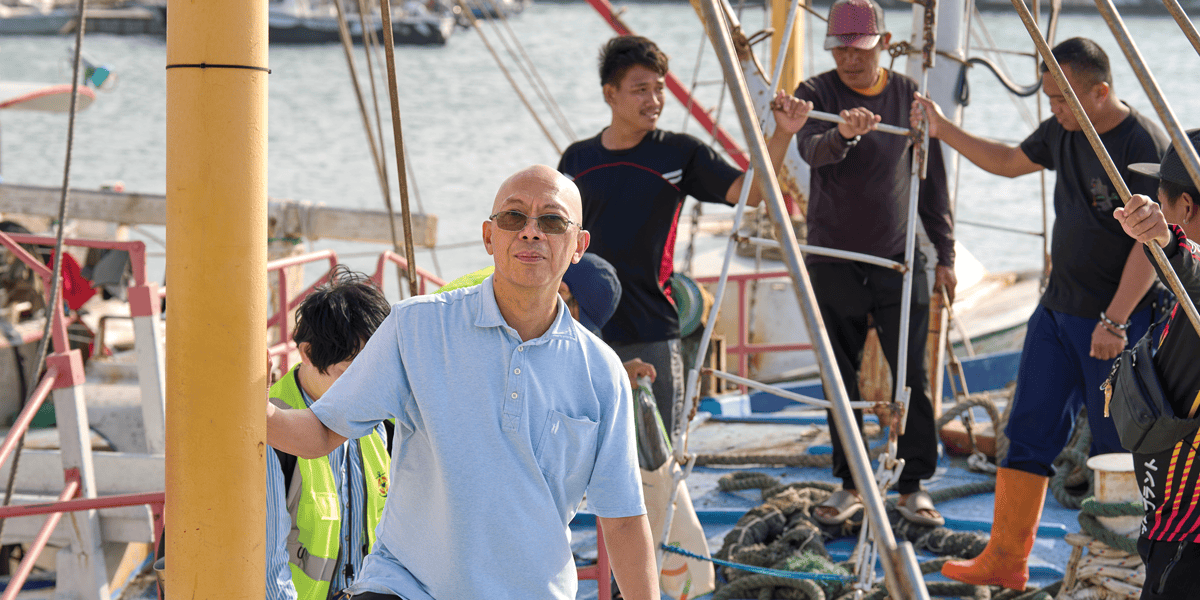 El Padre Maryknoll Joyalito Tajonera lidera el capítulo de Stella Maris en Taiwán que ministra y educa a pescadores migrantes de las Filipinas e Indonesia sobre sus derechos laborales.