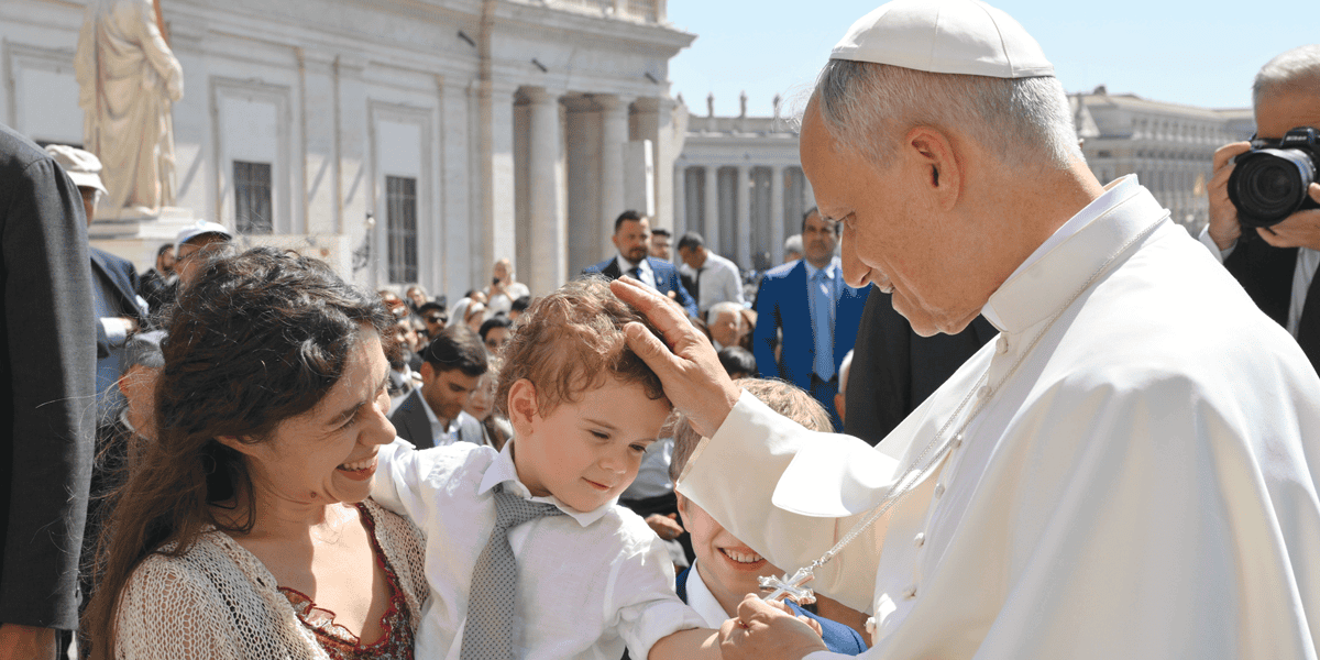 En medio de la multitud, el Papa León XIV bendice a un niño en la Plaza de San Pedro del Vaticano antes de su audiencia general semanal del 25 de junio de 2025. (CNS/Vatican Media/Ciudad del Vaticano)