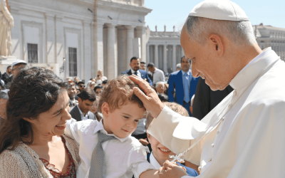 En medio de la multitud, el Papa León XIV bendice a un niño en la Plaza de San Pedro del Vaticano antes de su audiencia general semanal del 25 de junio de 2025. (CNS/Vatican Media/Ciudad del Vaticano)