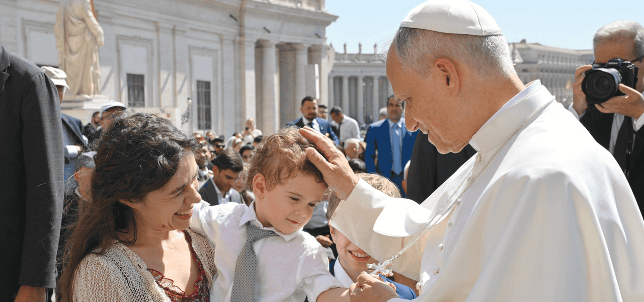 En medio de la multitud, el Papa León XIV bendice a un niño en la Plaza de San Pedro del Vaticano antes de su audiencia general semanal del 25 de junio de 2025. (CNS/Vatican Media/Ciudad del Vaticano)