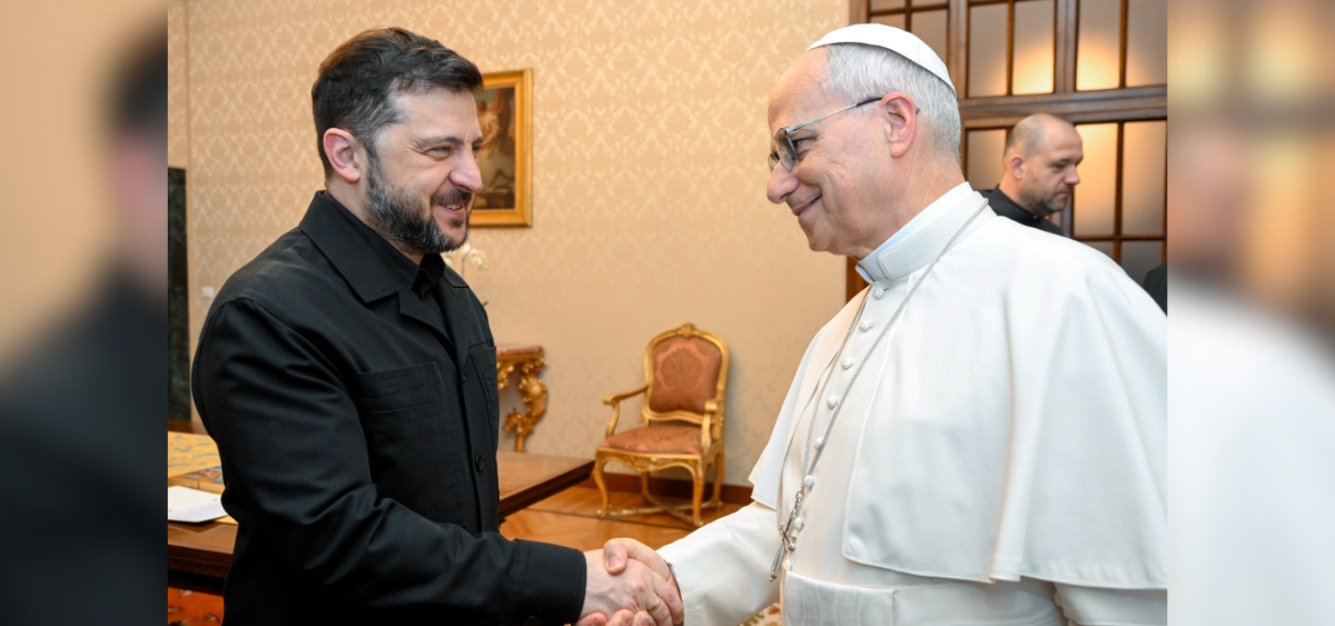 El presidente Volodímir Zelenskyy de Ucrania saluda al Papa León XIV durante una reunión en la residencia papal de Castel Gandolfo el 9 de diciembre de 2025. (CNS/Vatican Media)