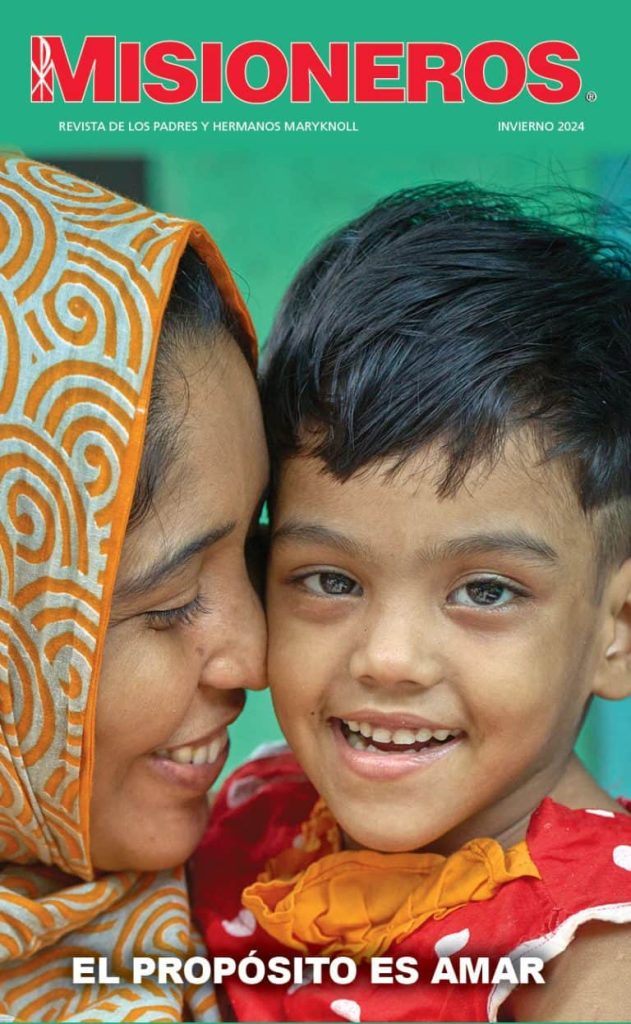 La portada de invierno 2024 de la revista Misioneros con una foto de dos madres abrazando a su hijo pequeño.