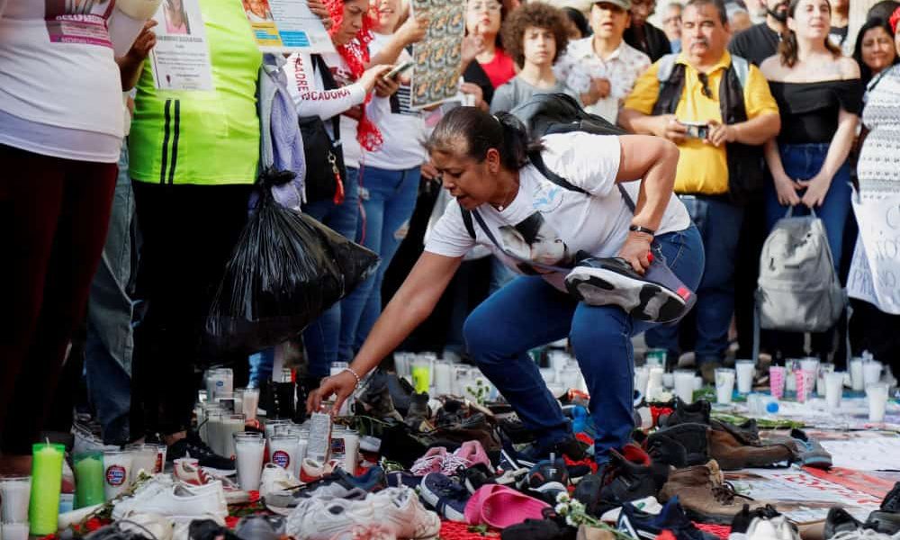 Personas participan en una vigilia en Guadalajara, México, el 15 de marzo de 2025, por las víctimas de la fosa clandestina encontrada recientemente en Teuchitlán, Jalisco. Los líderes católicos de México rezaron por los desaparecidos del país e instaron a la población del país y a sus líderes políticos a escuchar a las víctimas de la violencia, en medio de la indignación por el descubrimiento de fosas comunes y hornos para incinerar cadáveres en un complejo del cártel de la droga. (OSV News/Michelle Freyria, Reuters)