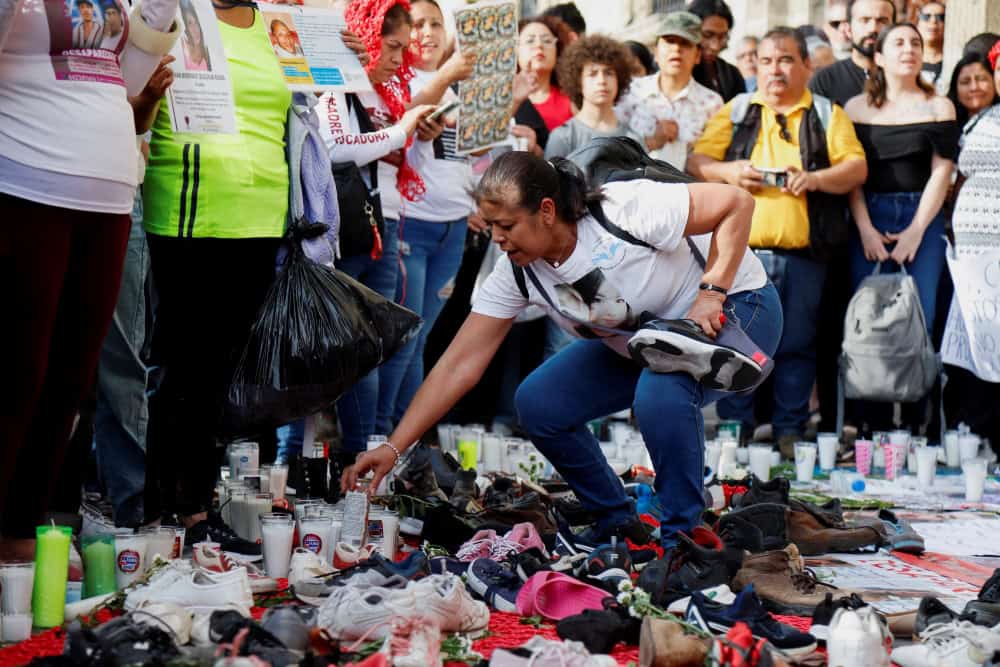 Personas participan en una vigilia en Guadalajara, México, el 15 de marzo de 2025, por las víctimas de la fosa clandestina encontrada recientemente en Teuchitlán, Jalisco. Los líderes católicos de México rezaron por los desaparecidos del país e instaron a la población del país y a sus líderes políticos a escuchar a las víctimas de la violencia, en medio de la indignación por el descubrimiento de fosas comunes y hornos para incinerar cadáveres en un complejo del cártel de la droga. (OSV News/Michelle Freyria, Reuters)