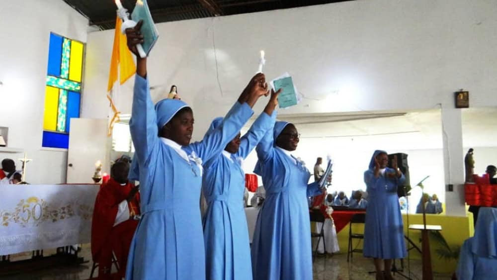 Miembros de la congregación de Santa Teresa del Niño Jesús durante una misa celebrada en 2021 en Puerto Príncipe, Haití. El 31 de marzo de 2025, dos miembros de la congregación, las hermanas Evanette Onezaire y Jeanne Voltaire, fueron asesinadas durante un ataque perpetrado por miembros de una banda armada en Mirebalais, a unos 50 kilómetros al noreste de la capital haitiana, Puerto Príncipe. (OSV News/cortesía de Aid to the Church in Need)