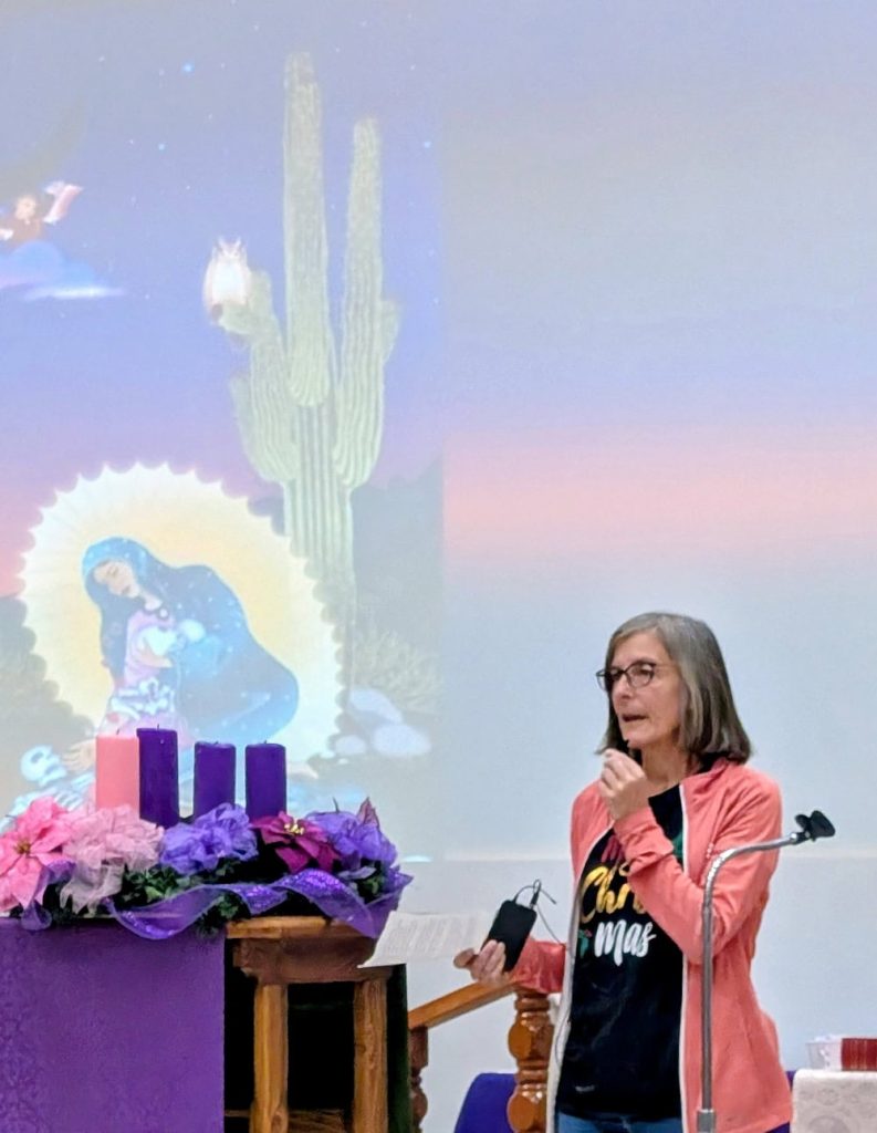 La misionera laica Maryknoll Heidi Cerneka, abogada de migración asentada en El Paso, Texas, habla en una posada en El Paso el 21 de diciembre de 2025, después de que dos días antes ella con un grupo de sacerdotes y seminaristas jesuitas y otros voluntarios encontraran los restos de dos mujeres migrantes en Nuevo México, tras recorrer un tramo de 80 millas en el Desierto de Chihuahua. (OSV News/cortesía de James Holeman)