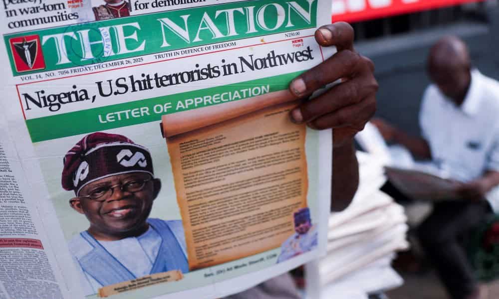 La gente lee los periódicos que informan sobre los ataques aéreos estadounidenses contra los militantes del Estado Islámico en Nigeria, según el presidente de los Estados Unidos, Donald Trump, y el ejército estadounidense, en Lagos, Nigeria, el 26 de diciembre de 2025. Mientras que algunos líderes de la Iglesia católica nigeriana acogieron con satisfacción los ataques aéreos estadounidenses contra los militantes del grupo Estado Islámico en el noroeste del país, un obispo se opuso firmemente a ellos, y algunos líderes eclesiásticos cuestionaron el marco religioso que subyace a la acción. (OSV News/Sodiq Adelakun, Reuters)