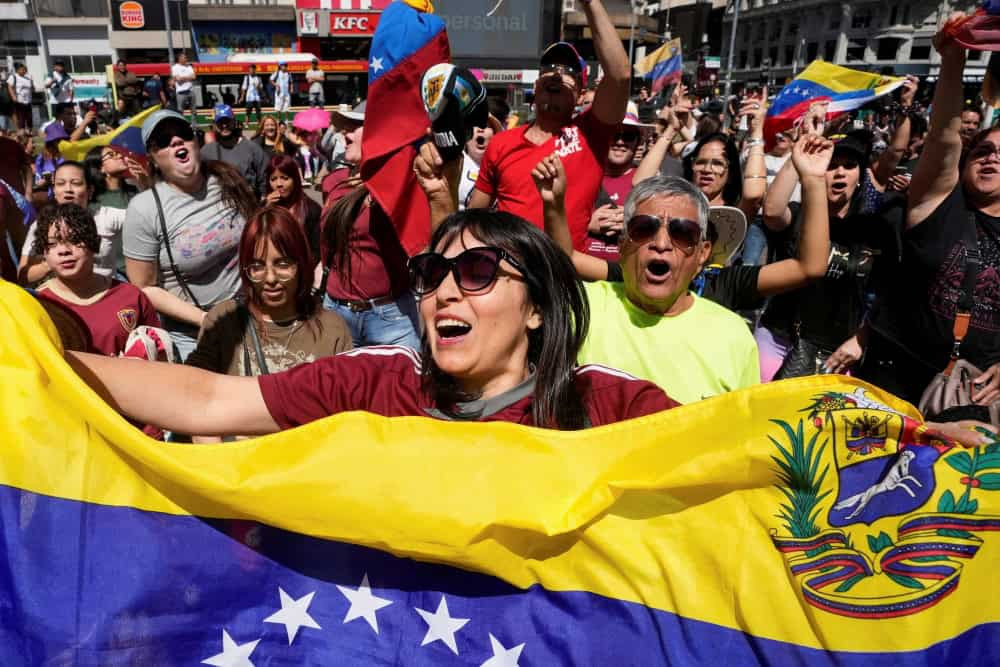La gente se reúne en el Obelisco para celebrar en Buenos Aires, Argentina, el 3 de enero de 2026, tras un ataque estadounidense contra Venezuela en el que fueron capturados el presidente Nicolás Maduro y su esposa, Cilia Flores. (OSV News/Mariana Nedelcu, Reuters)