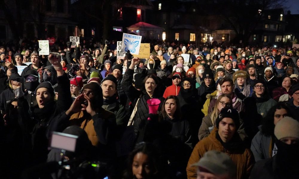La gente se reúne durante una vigilia en memoria de una mujer de 37 años que fue asesinada a tiros en su coche por un agente de inmigración estadounidense, según informaron autoridades locales y federales, en Minneapolis, el 7 de enero de 2026. (OSV News/Tim Evans, Reuters)