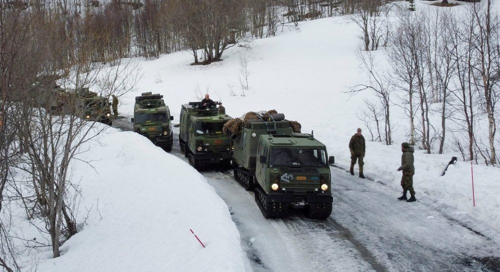 Marines estadounidenses participan en un ejercicio militar denominado “Cold Response 2022”, que reúne a unos 30 000 soldados de países miembros de la OTAN, además de Finlandia y Suecia, cerca de Bjerkvik, en el círculo polar ártico, Noruega, el 24 de marzo de 2022, en medio de la invasión de Ucrania por parte de Rusia. (OSV News/Bart Biesemans, Reuters)