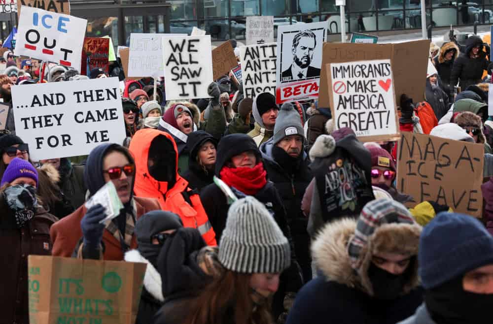 La gente participa en una manifestación en Minneapolis el 25 de enero de 2026, un día después de que un hombre fuera asesinado a tiros por agentes federales que intentaban detenerlo. El Departamento de Seguridad Nacional afirmó que Alex Pretti, un enfermero de cuidados intensivos de 37 años, tenía una pistola y se acercó a los agentes de la Patrulla Fronteriza durante una operación específica el 24 de enero. (OSV News/Shannon Stapleton, Reuters)