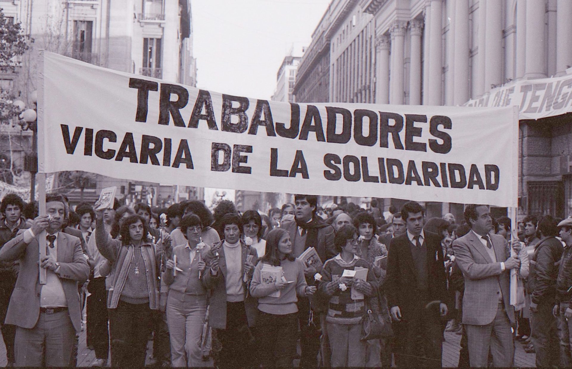 Manifestación en el centro de Santiago con trabajadores de la Vicaría de la Solidaridad en agosto 1983 (Archivo Nacional de Chile/Chile)