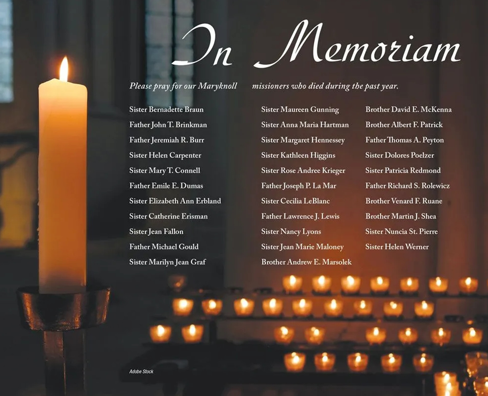 Unas velas encendidas rodean una lista de nombres en señal de homenaje.