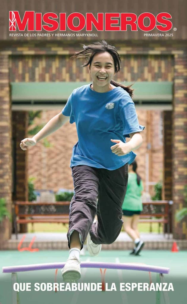 La portada de la revista Misioneros de primavera de 2025 con la foto de una niña sonriente corriendo hacia la cámara.