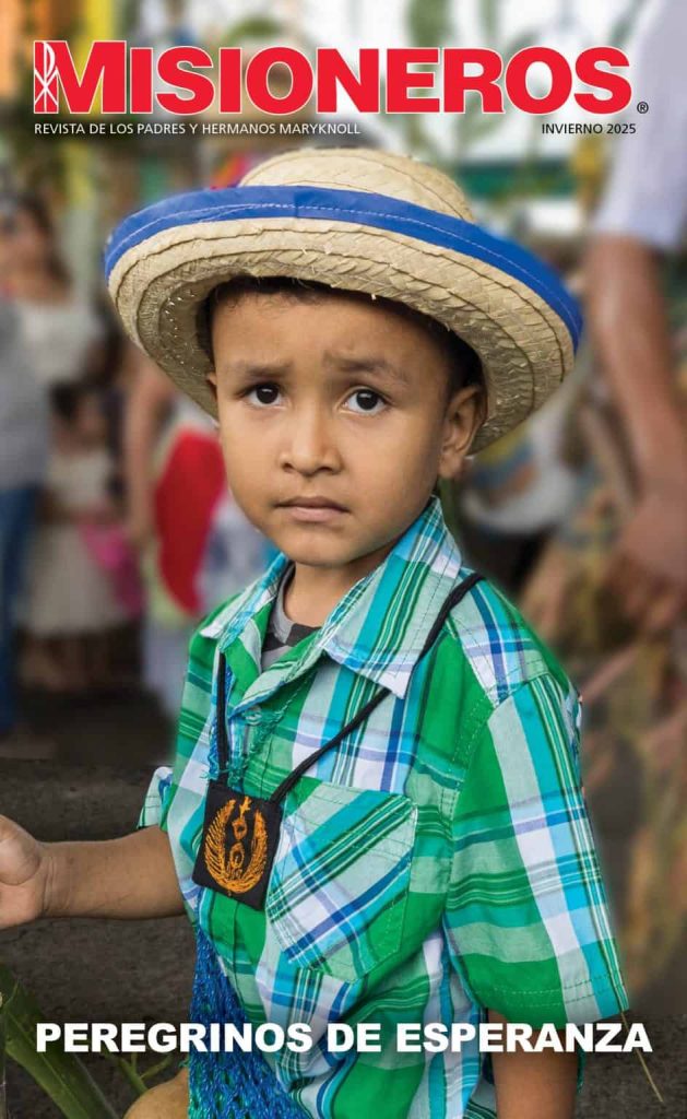 La portada de la revista Misioneros de invierno de 2025 con la fotografía de un niño pequeño con camisa y gorra verdes.