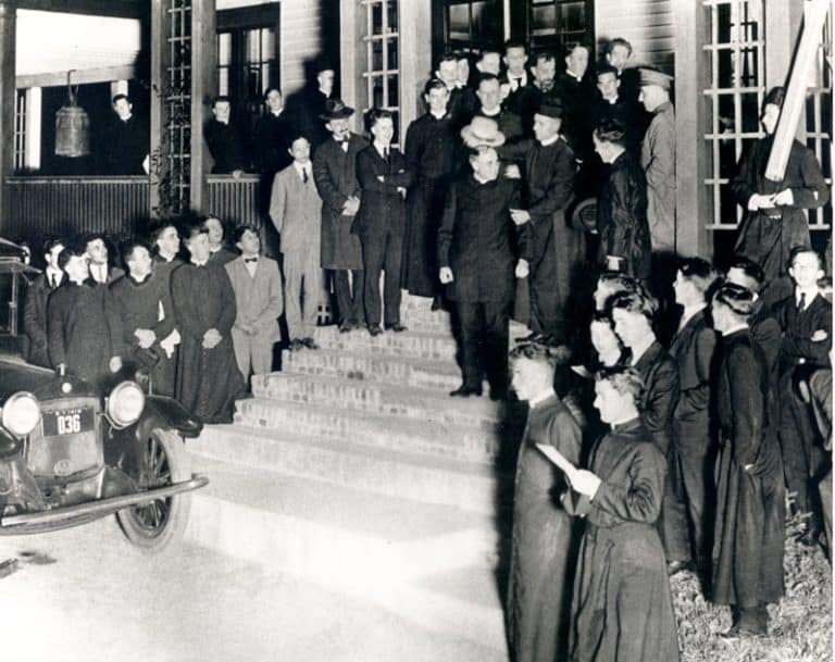 Padre Thomas F. Price primera partida al extranjero.