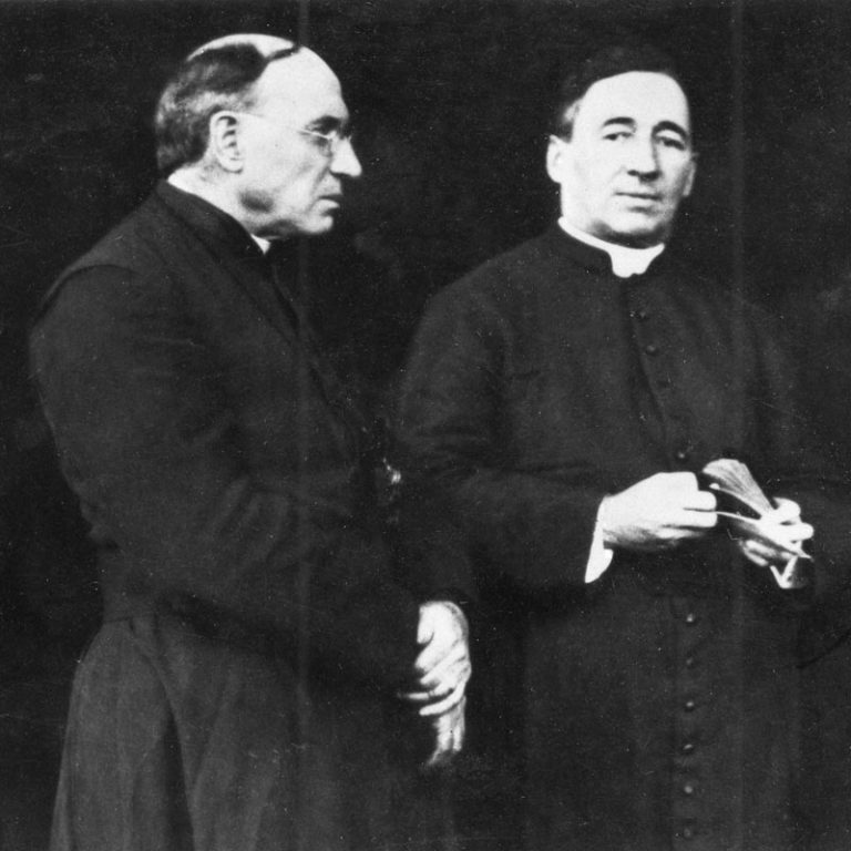 Padres y Hermanos Fundadores Maryknoll; el obispo James A. Walsh y el padre Thomas F. Price.