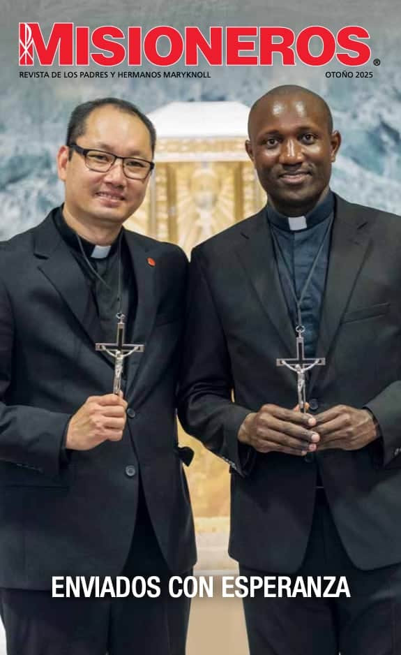 La portada de otoño de 2025 de la revista Misioneros con una foto de dos sacerdotes Maryknoll.