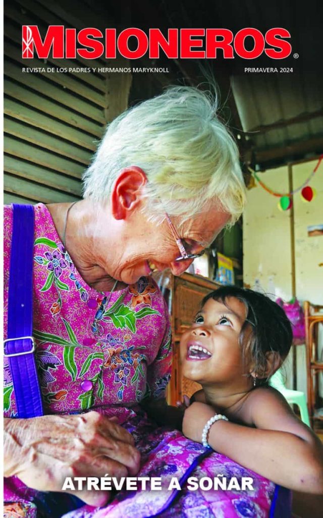 La portada de primavera de 2024 de la revista Misioneros con la foto de una mujer sonriendo a un niño que se ríe y que mira hacia arriba a la mujer