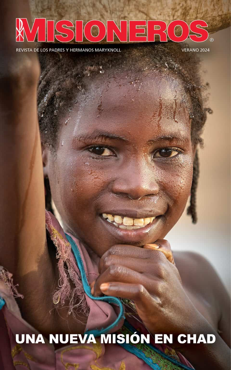 La portada de verano de 2024 de la revista Misioneros con la foto de una chica sonriendo y levantando la mano.