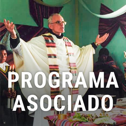 Un sacerdote con túnicas coloridas de pie en un altar con los brazos extendidos celebrando misa