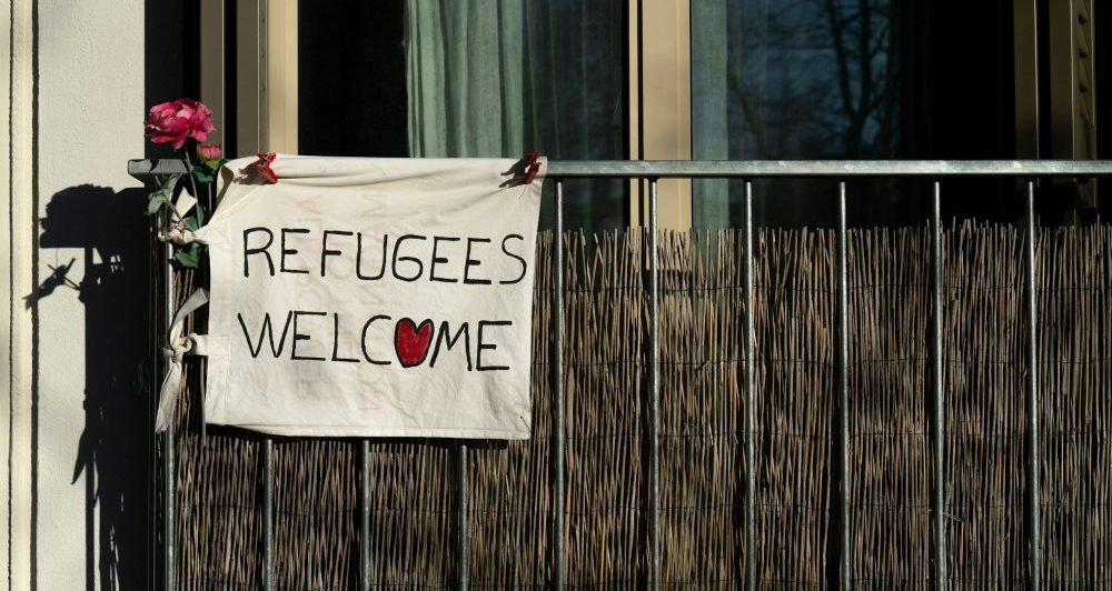 Un cartel que dice “Refugiados bienvenidos”. (Ricardo Gómez/EE. UU./Unsplash)