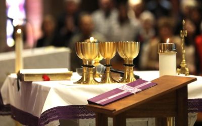 Cáliz para la comunión de los fieles sobre el altar durante la Misa en la iglesia del Sagrado Corazón en Prescott, Arizona, el 10 de diciembre de 2023. (OSV News /Bob Roller)